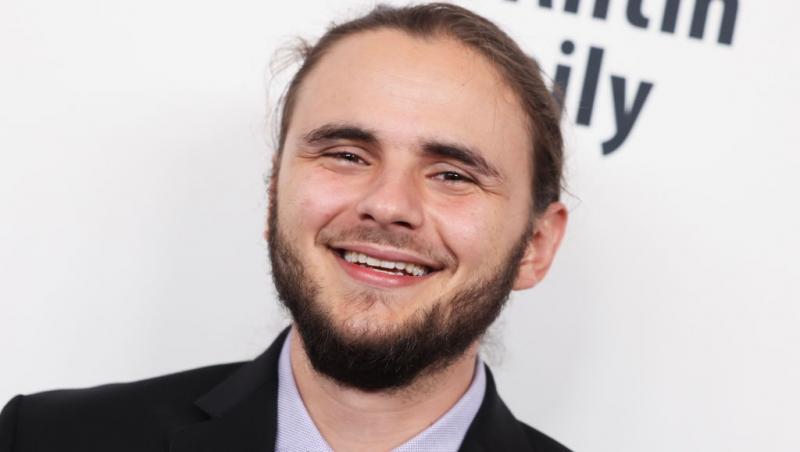 Fiul lui Michael Jackson îmbrăcat cu un costum negru