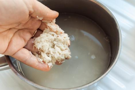 Trebuie neapărat să speli orezul? Iată ce spun specialiștii