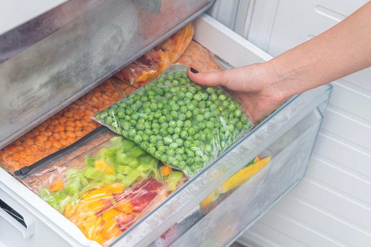 5 tipuri de mâncare pe care nu trebuie să le bagi niciodată în congelator. Ce riști dacă faci acest lucru