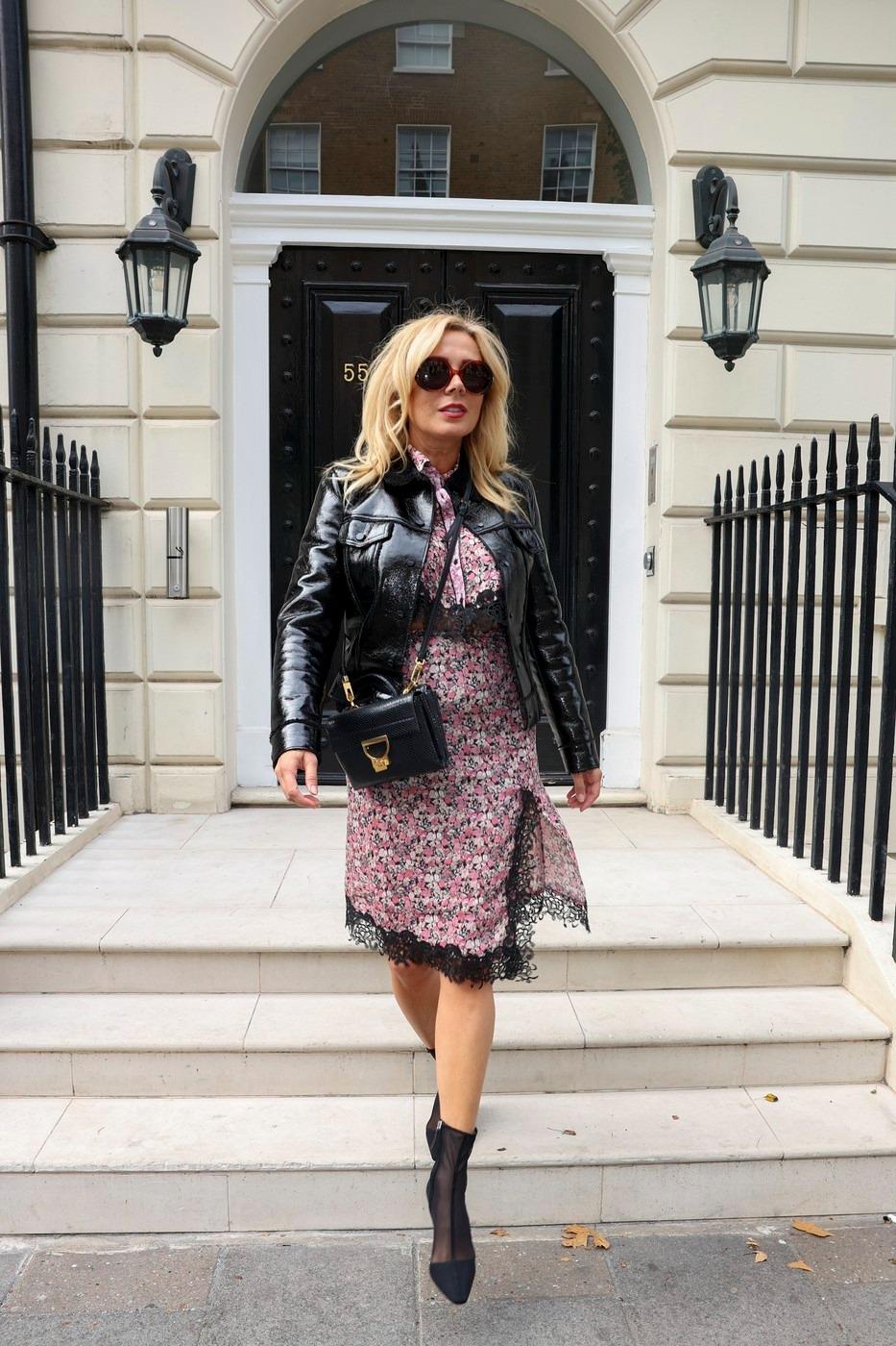 Dana Săvuică îmbrăcată într-o rochie cu imprimeu floral și o jachetă neagră din piele