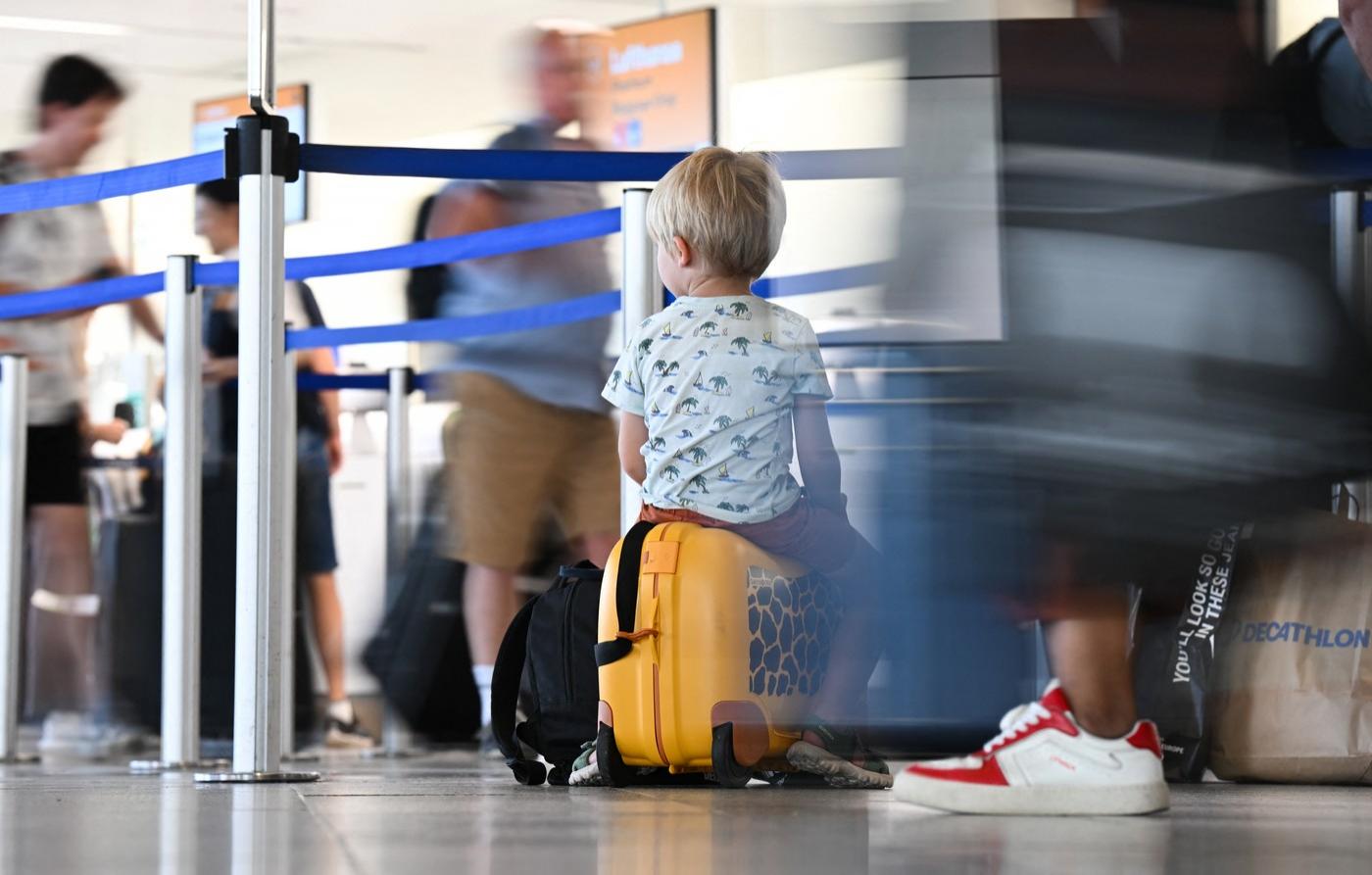 Doi părinți și-au abandonat copilul în vârstă de 10 ani în aeroport, ca să nu piardă îmbarcarea către vacanța plătită. Ce a urmat