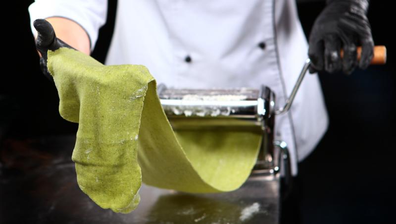 Știai că poți face aluat de clătite cu spanac? Iată la ce preparate inedite mai poți folosi spanacul