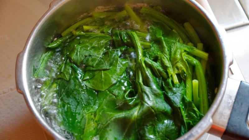 Știai că poți face aluat de clătite cu spanac? Iată la ce preparate inedite mai poți folosi spanacul