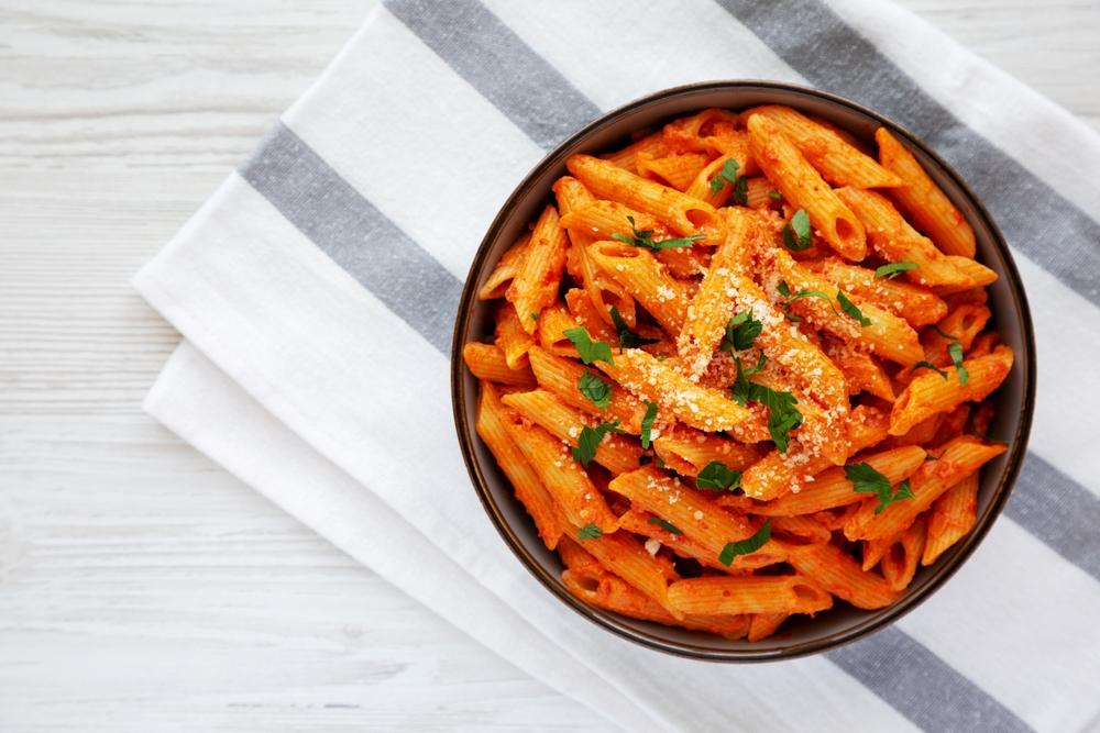 Pasta alla Gigi Hadid. Paste cu sos roșu și un ingredient surpriză