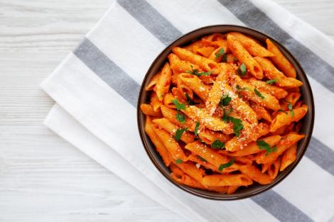 Pasta alla Gigi Hadid. Paste cu sos roșu și un ingredient surpriză