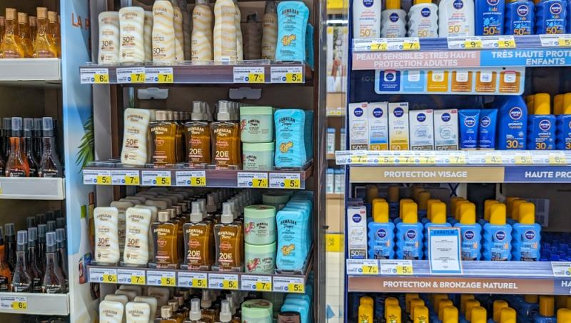 Alertă în mijlocul sezonului estival! Peste 30 de produse de protecție solară ar conține ingrediente chimice periculoase