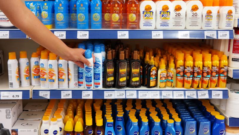 Alertă în mijlocul sezonului estival! Peste 30 de produse de protecție solară ar conține ingrediente chimice periculoase