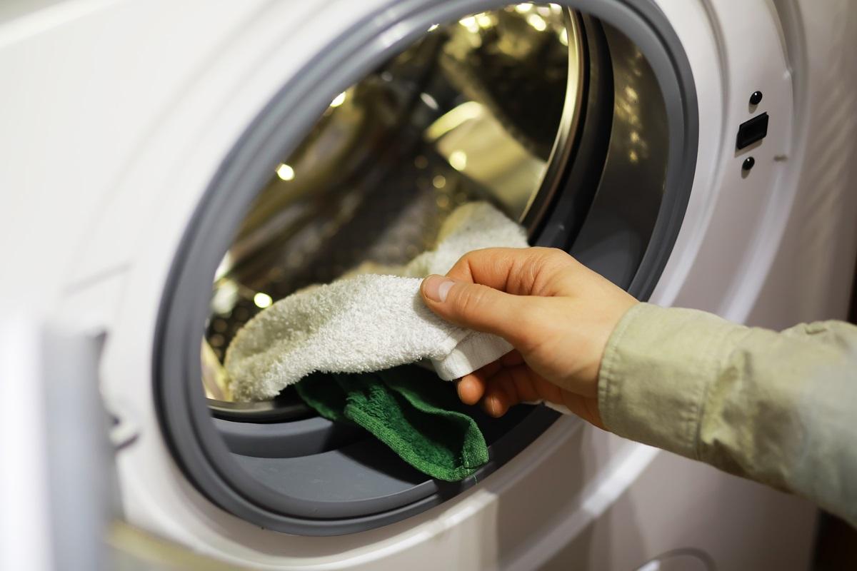 Cum trebuie să speli șosetele corect. Experții au dezvăluit greșeala pe care o fac mulți după ce le scot din mașina de spălat