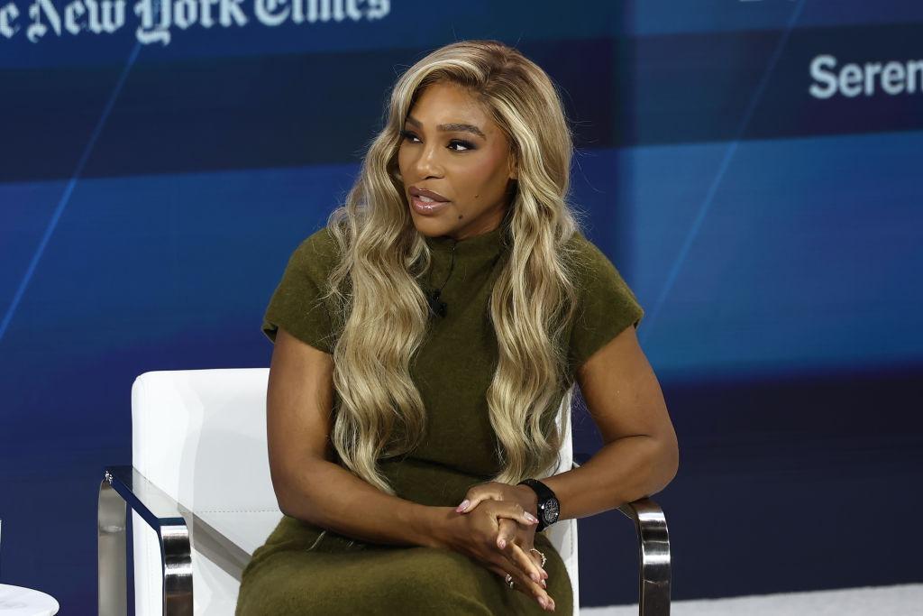 Serena Williams îmbrăcată cu o rochie kaki, mulată, vorbind la o emisiune