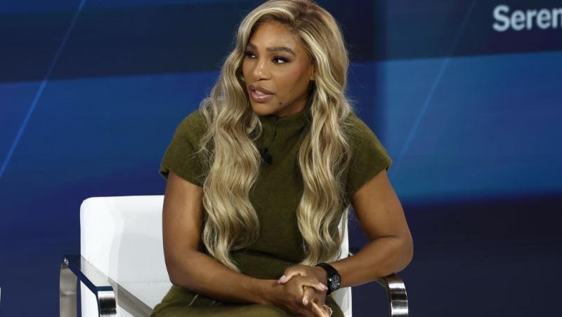 Serena Williams îmbrăcată cu o rochie kaki, mulată, vorbind la o emisiune