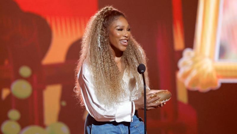 Serena Williams îmbrăcată casual, vorbind la microfon la un eveniment