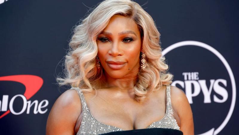 Serena Williams îmbrăcată cu o elegantă cu pietre strălucitoare