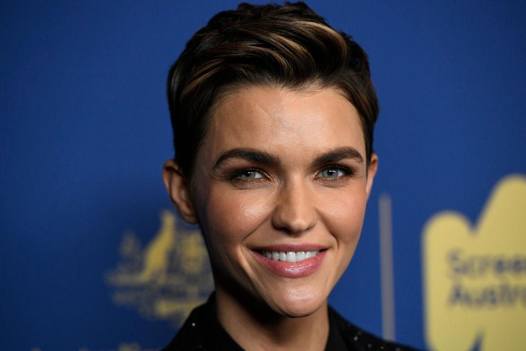 Ruby Rose îmbrăcată într-o ținută neagră, zâmbind