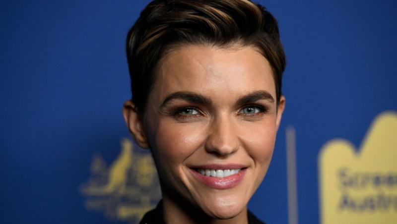 Ruby Rose îmbrăcată într-o ținută neagră, zâmbind