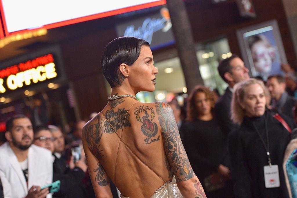 Ruby Rose îmbrăcată într-o rochie cu spatele gol, care îi pune în evidență tatuajele