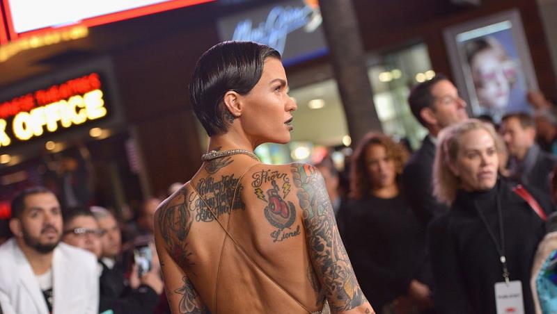 Ruby Rose îmbrăcată într-o rochie cu spatele gol, care îi pune în evidență tatuajele