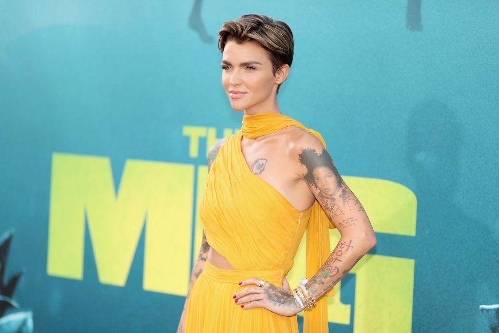 Ruby Rose îmbrăcată într-o rochie galbenă elegantă