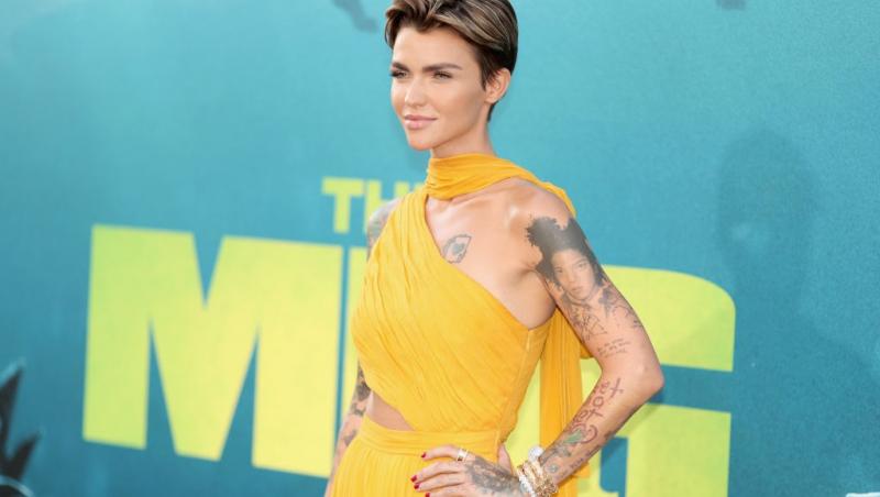 Ruby Rose îmbrăcată într-o rochie galbenă elegantă
