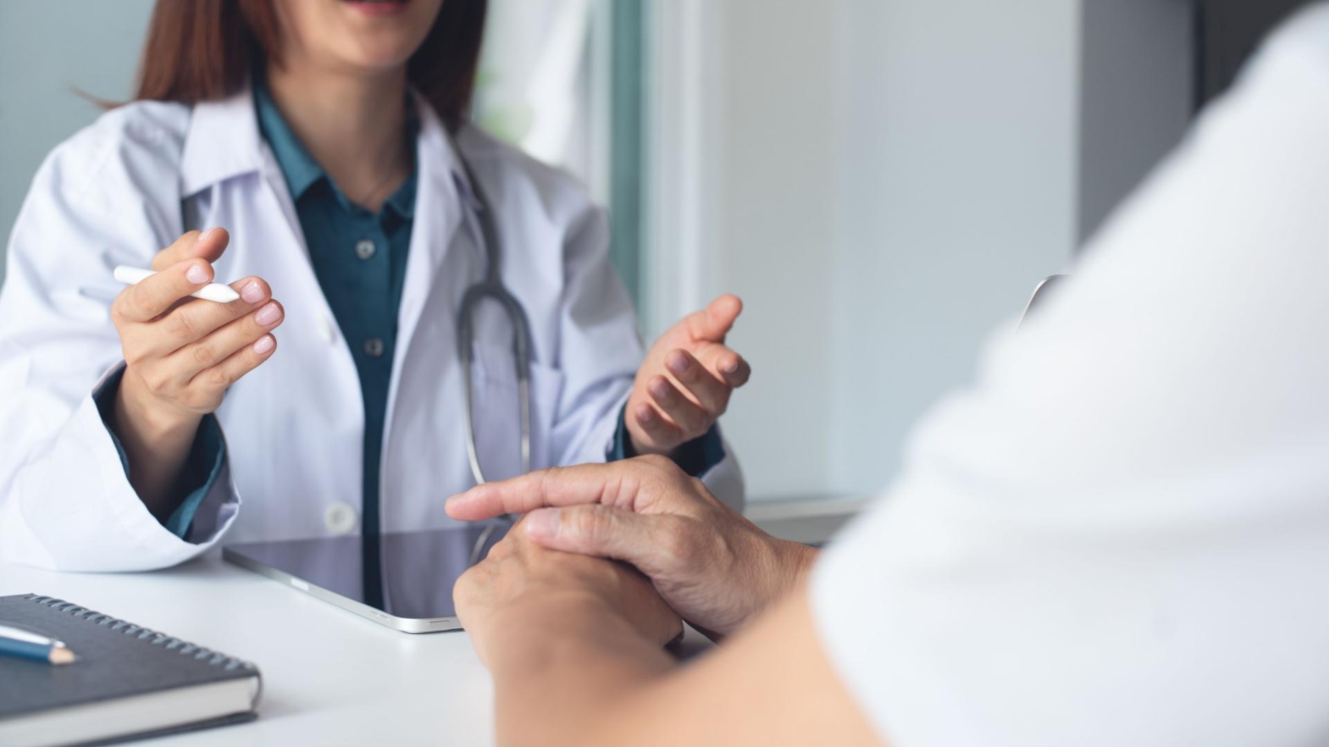 Un medic care îi explica unui pacient care sunt serviciile de care beneficiază dacă nu are calitatea de asigurat