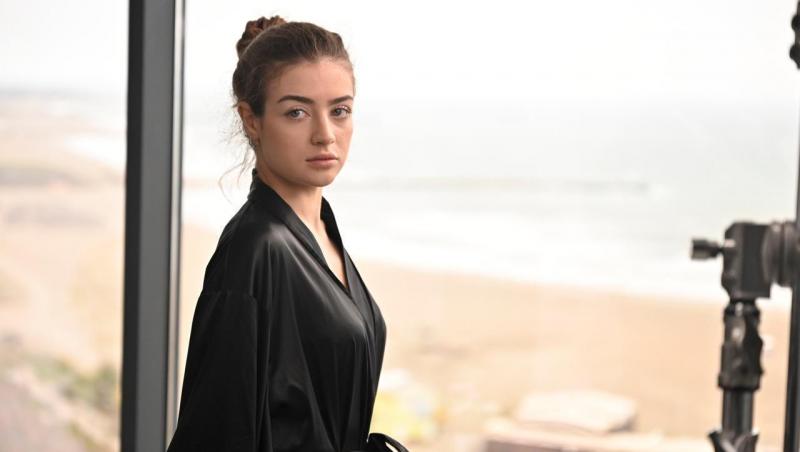 Cât de bine arată Ana Bodea în costum de baie. Actrița s-a pozat într-o ipostază sexy, plutind în largul mării fără inhibiții