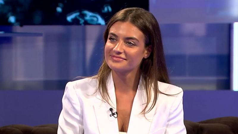 Cât de bine arată Ana Bodea în costum de baie. Actrița s-a pozat într-o ipostază sexy, plutind în largul mării fără inhibiții