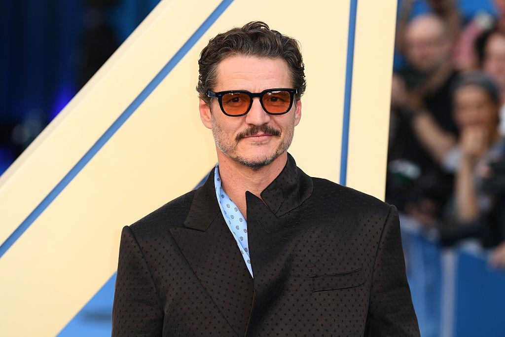 Pedro Pascal îmbrăcat într-un costum negru