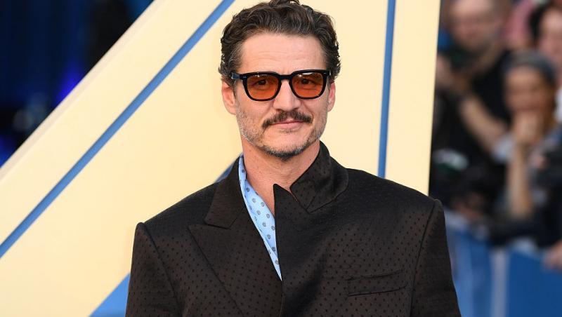 Pedro Pascal îmbrăcat într-un costum negru