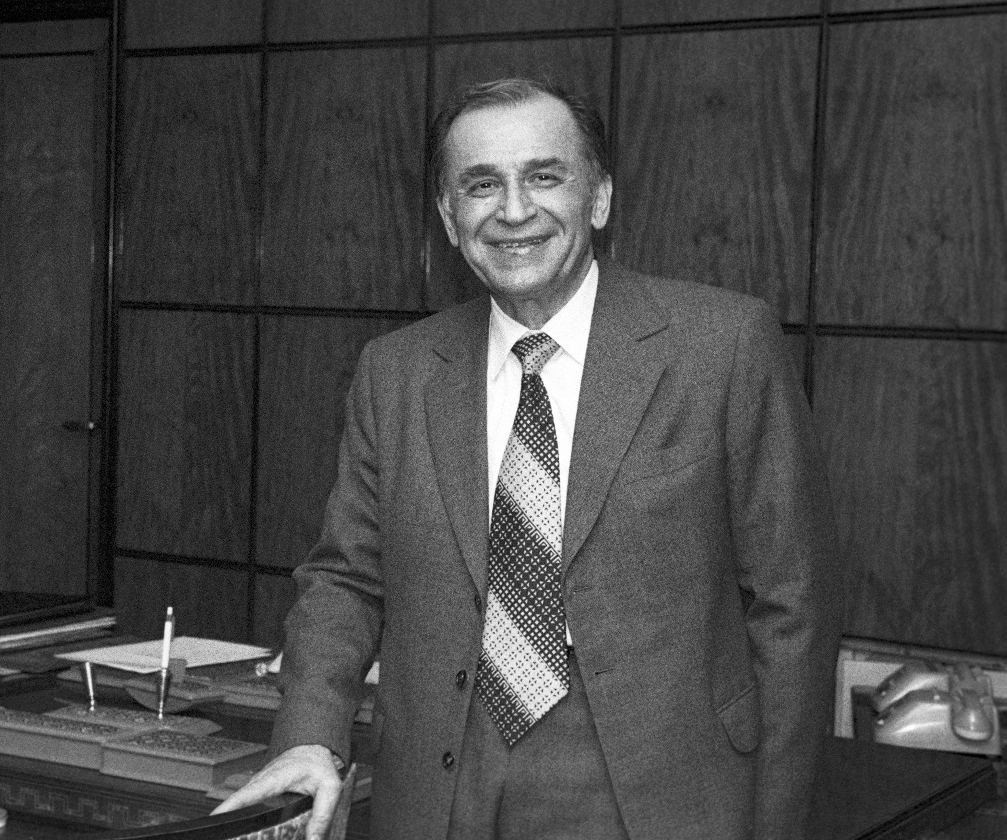 poza alb negru cu ion iliescu