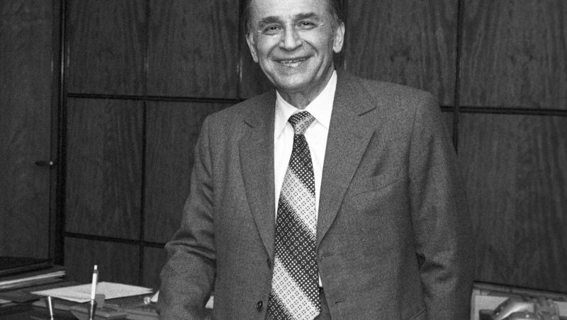 poza alb negru cu ion iliescu