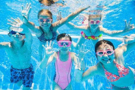 Microbii ascunși din piscine, dezvăluiți de experți. La ce risc te expui când intri în apă