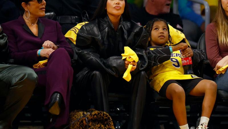 Kim Kardashian alături de fiul ei, Saint West, la un meci de basket