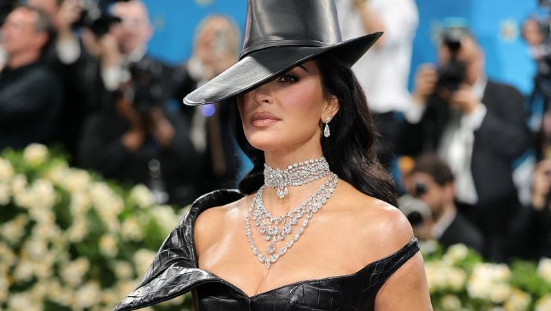 Kim Kardashian îmbrăcată cu o ținută neagră din piele și o pălărie asortată