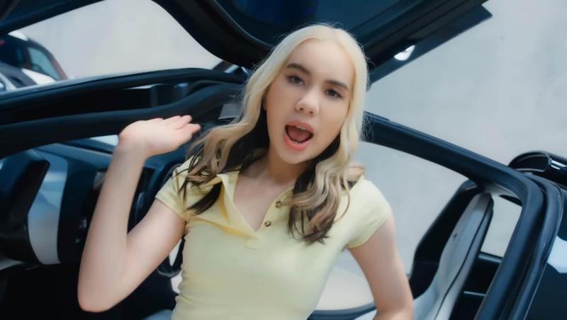 Lil Tay îmbrăcată cu un tricou galben filmând un videoclip muzical