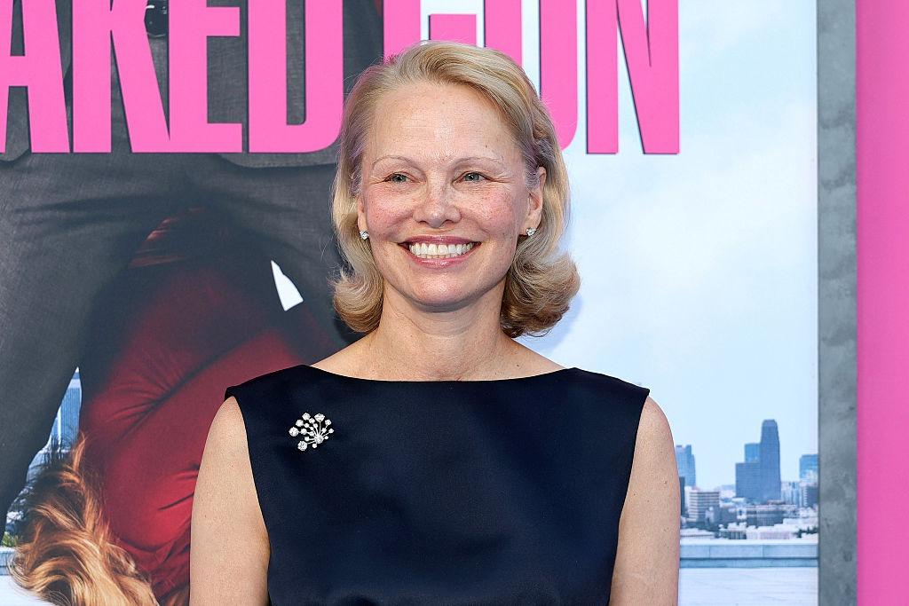 Pamela Anderson îmbrăcată într-o rochie neagră fără mâneci