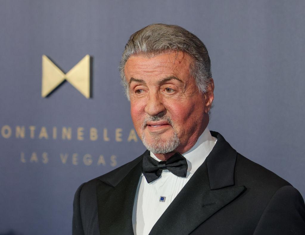 Sylvester Stallone îmbrăcat cu un costum negru elegant