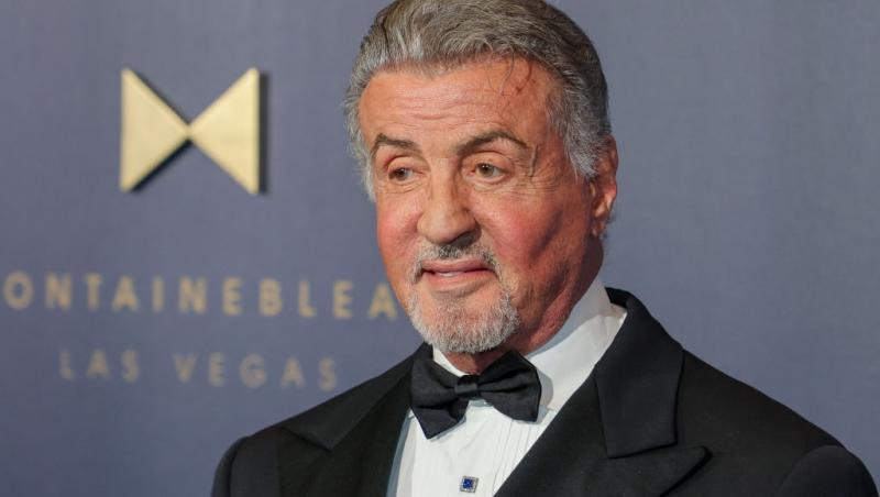 Sylvester Stallone îmbrăcat cu un costum negru elegant