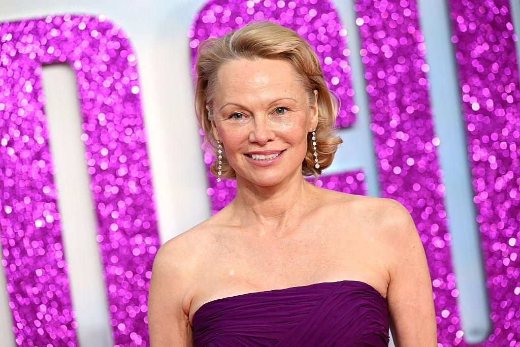 Pamela Anderson îmbrăcată într-o rochie mov