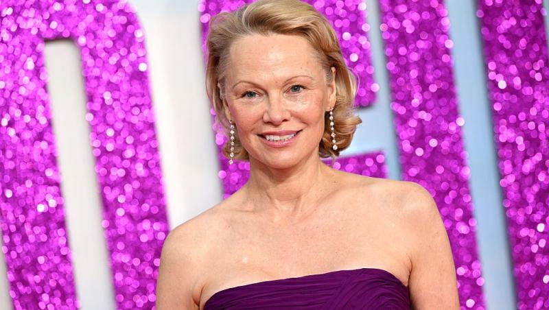 Pamela Anderson îmbrăcată într-o rochie mov