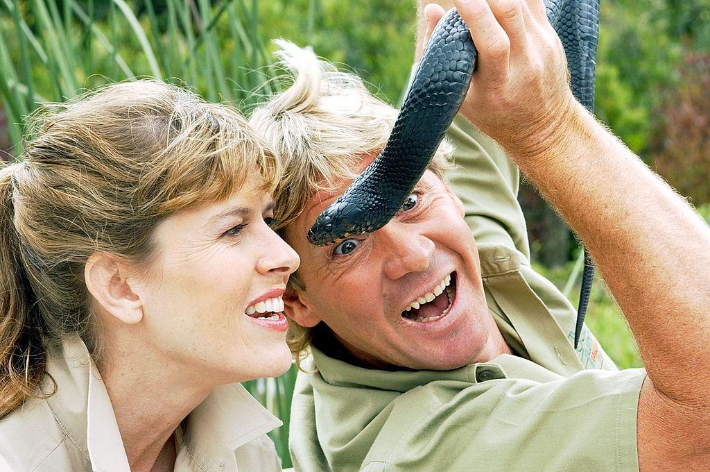 Steve Irwin alături de soția lui, ținând un șarpe în mână