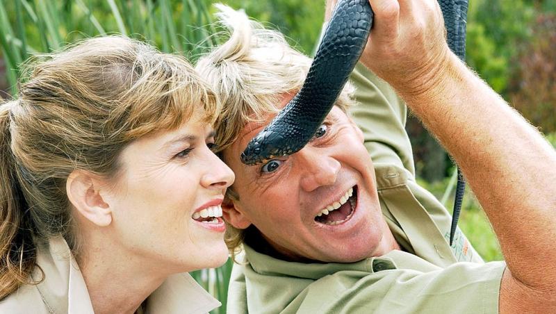 Steve Irwin alături de soția lui, ținând un șarpe în mână