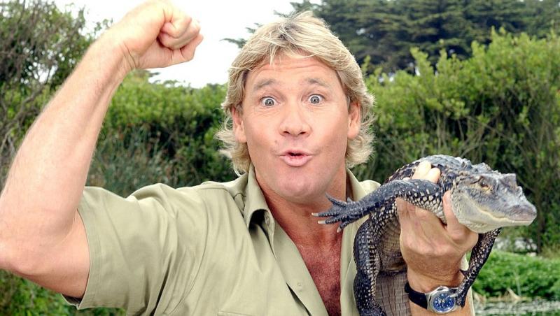 Steve Irwin ținând un pui de crocodil în mână