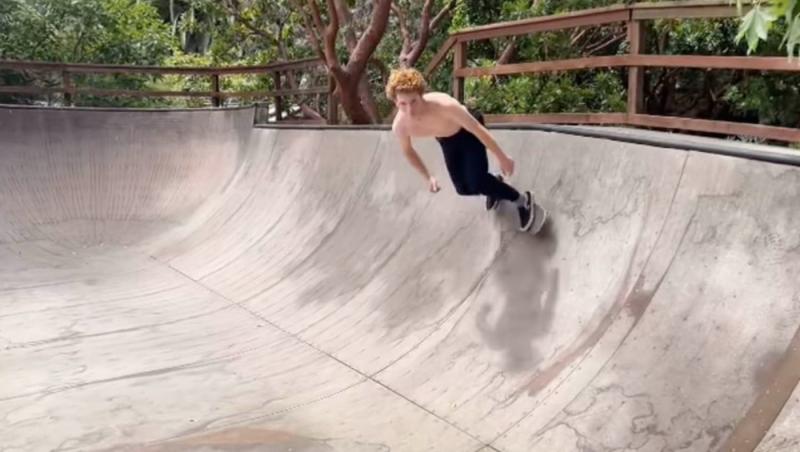 Fiul Juliei Roberts la bustul gol, într-un skatepark
