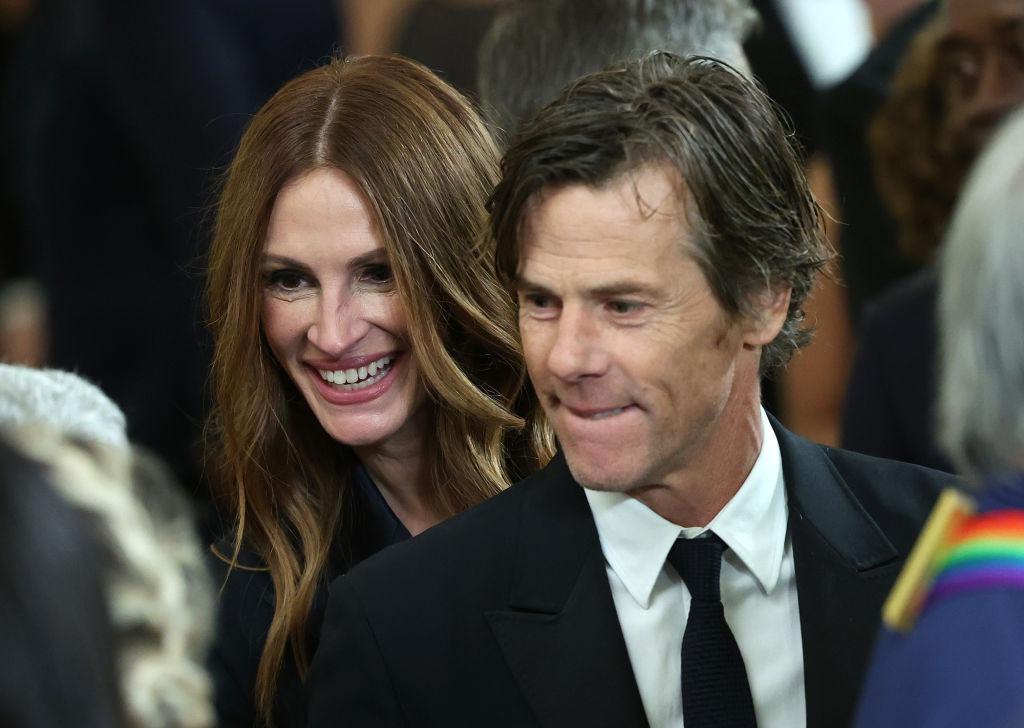 Julia Roberts alături de soțul ei, Danny Moder, ambii îmbrăcați elegant