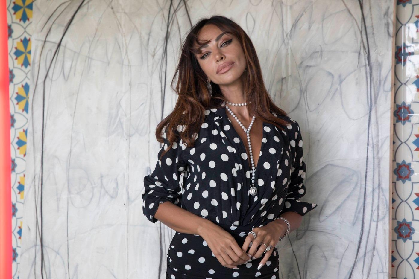 Mădălina Ghenea îmbrăcată într-o rochie neagră cu buline albe