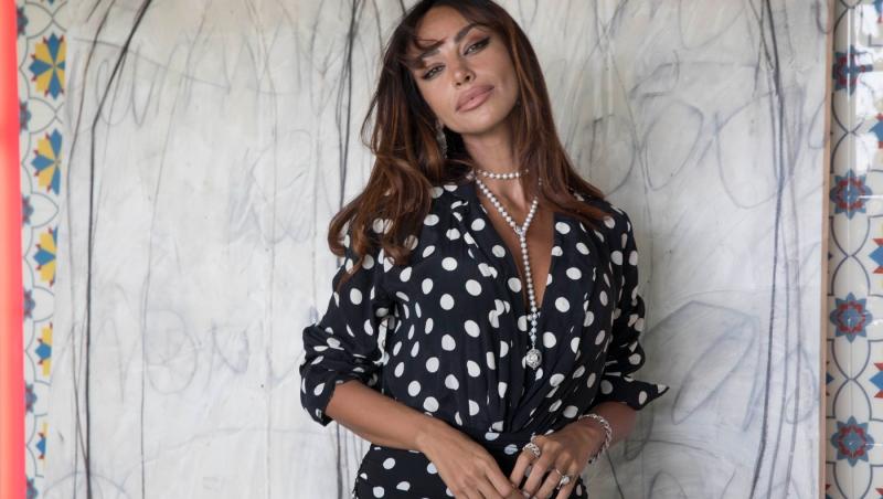 Mădălina Ghenea îmbrăcată într-o rochie neagră cu buline albe