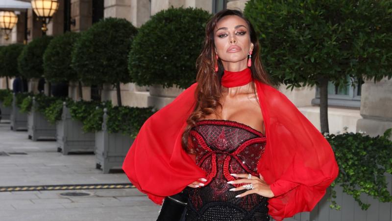 Mădălina Ghenea îmbrăcată într-o ținută roșie sexy
