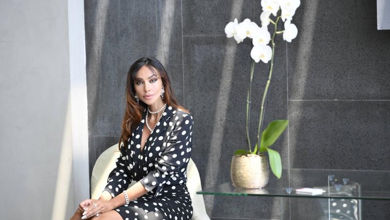 Mădălina Ghenea îmbrăcată într-o rochie neagră cu buline albe