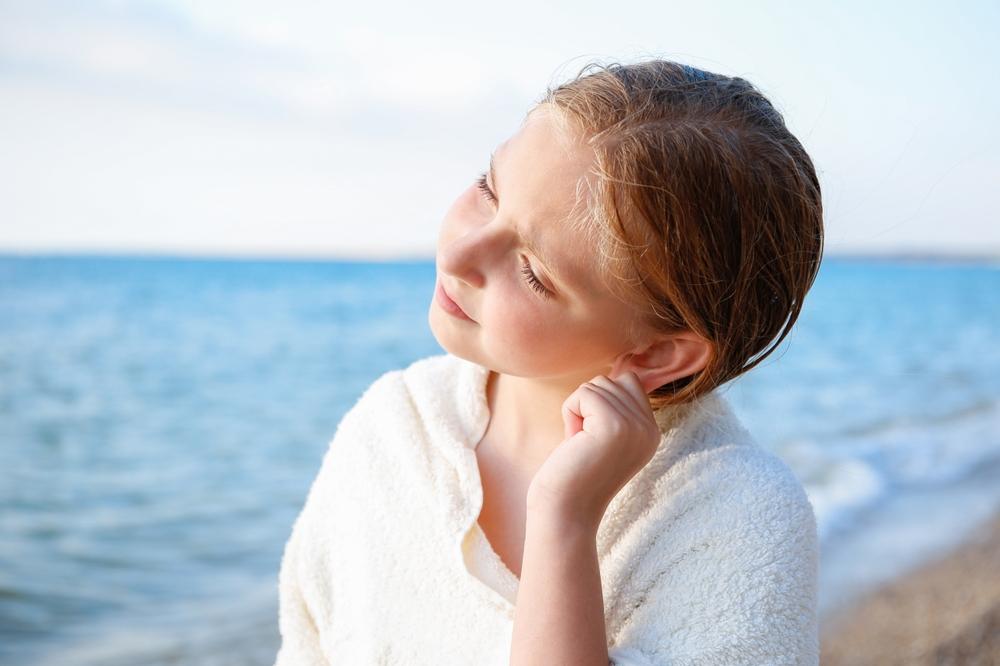 Cum să scoți apa din urechi după o baie în piscină sau mare. Iată ce spun medicii să NU faci