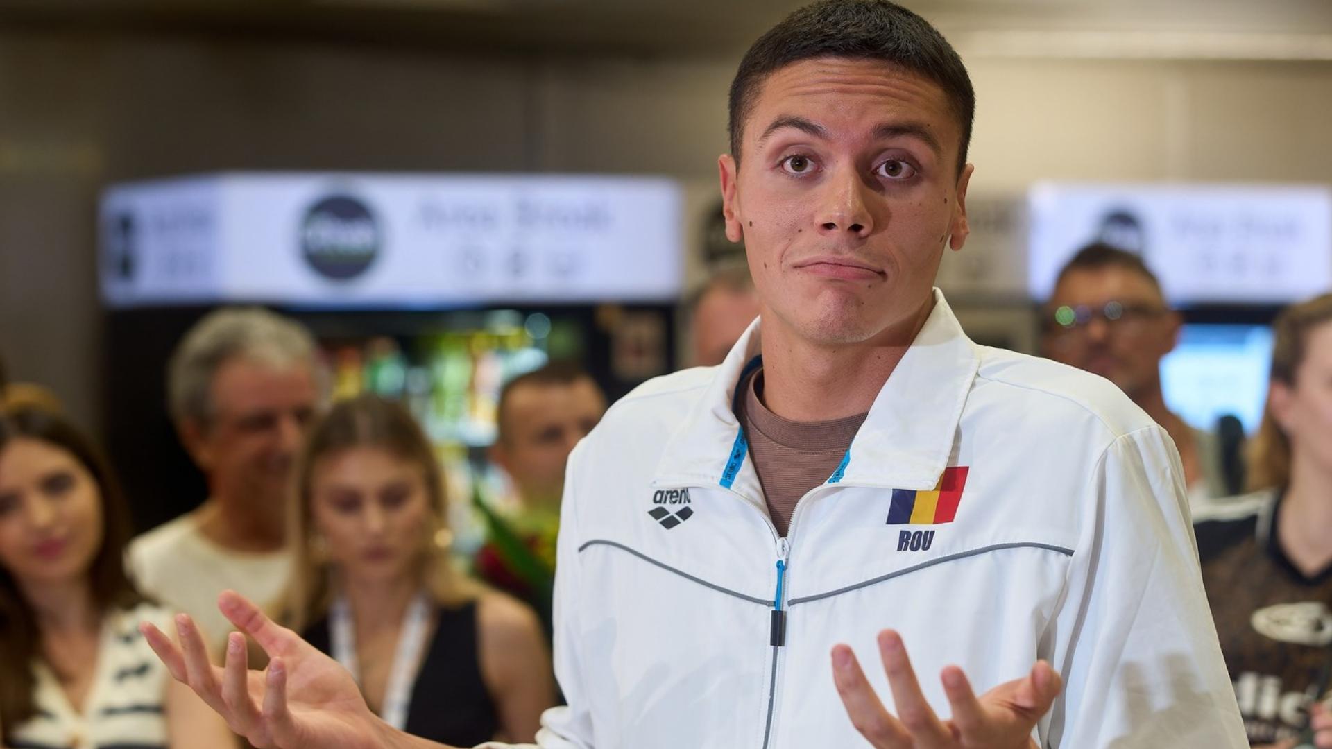 imagine cu david popovici pe aeroport dupa campionatele mondiale de la singapore