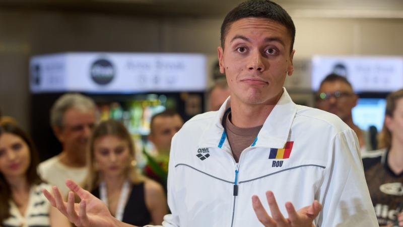 imagine cu david popovici pe aeroport dupa campionatele mondiale de la singapore